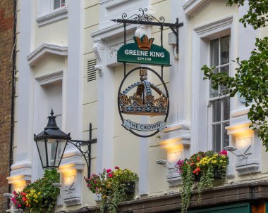 Londra, İngiltere - 15 Temmuz 2025: Londra, İngiltere 'de West End' in Seven Dials bölgesinde Monmouth Caddesi 'ndeki The Crown Bar' ın dış tarafındaki geleneksel asılma tabelası.