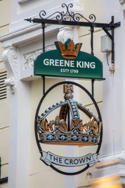 Londra, İngiltere - 15 Temmuz 2025: Londra, İngiltere 'de West End' in Seven Dials bölgesinde Monmouth Caddesi 'ndeki The Crown Bar' ın dış tarafındaki geleneksel asılma tabelası.