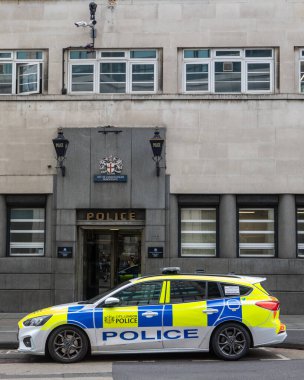 Londra, İngiltere - 29 Temmuz 2025: Londra 'daki Bishopsgate Polis Karakolu' nun önüne park edilmiş bir polis arabası.