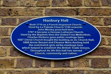 Londra, İngiltere - 29 Temmuz 2025: Hanbury Hall 'un dış tarafında, Londra' nın Spitalfields bölgesinde Hanbury Caddesi 'nde bulunan bir plaket. Plaket binanın tarihini ayrıntılarıyla anlatıyor..