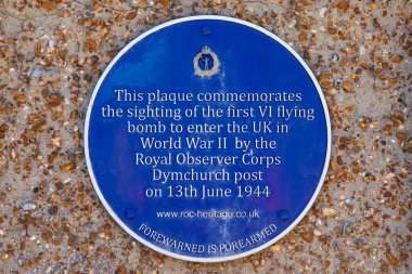 Kent, İngiltere - 25 Temmuz 2025: Birleşik Krallık 'ın Kent kentinde bulunan Dymchurch sahil köyünde 13 Haziran 1944' teki İkinci Dünya Savaşı sırasında İngiltere 'ye giren ilk V1 Uçan Bombanın görüldüğü yeri gösteren mavi bir plaket.