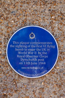 Kent, İngiltere - 25 Temmuz 2025: Birleşik Krallık 'ın Kent kentinde bulunan Dymchurch sahil köyünde 13 Haziran 1944' teki İkinci Dünya Savaşı sırasında İngiltere 'ye giren ilk V1 Uçan Bombanın görüldüğü yeri gösteren mavi bir plaket.