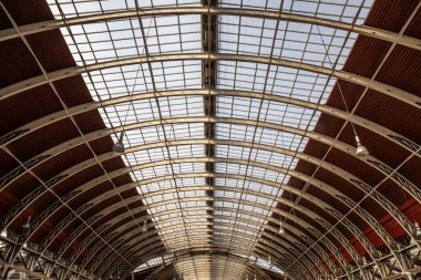 Paddington Tren İstasyonu 'nun dövmeli demir ve cam çatısı, Isambard Kingdom Brunel tarafından Londra' da tasarlandı..
