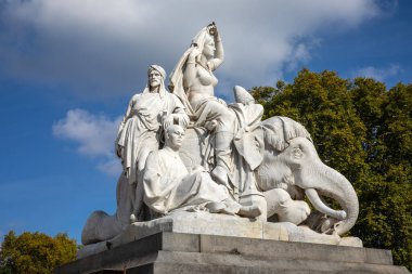 Londra, İngiltere - 29 Eylül 2025: Asya 'yı sembolize eden bir alegorik heykel, Kensington, Londra, İngiltere' deki Albert Memorial 'da.