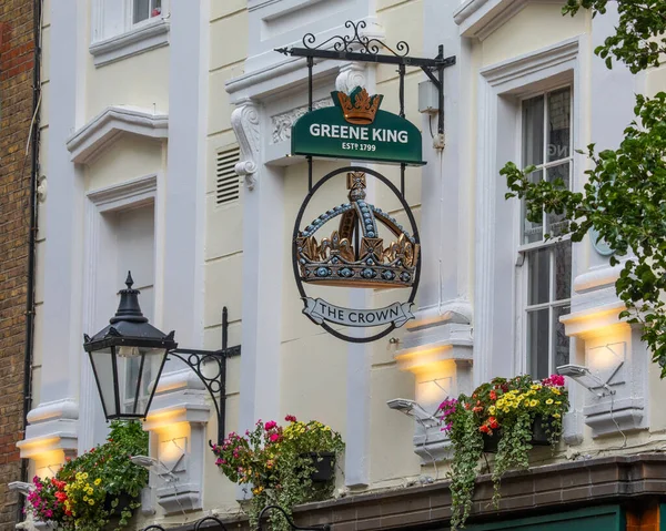 Londra, İngiltere - 15 Temmuz 2025: Londra, İngiltere 'de West End' in Seven Dials bölgesinde Monmouth Caddesi 'ndeki The Crown Bar' ın dış tarafındaki geleneksel asılma tabelası.