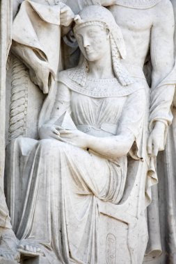 Londra, İngiltere - 29 Eylül 2025: Antik Mısır kraliçesi Nitocris 'in heykeli - Parnassos' un Frizesi 'ndeki 169 heykelden biri - Londra, İngiltere' deki Albert Anıtı 'nın bir parçası.