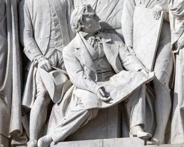 Londra, İngiltere - 29 Eylül 2025: İngiliz romantik ressam JMW Turner 'ın heykeli - Parnassos' un Frizesi 'ndeki 169 heykelden biri - Londra, İngiltere' deki Albert Anıtı 'nın bir parçası.