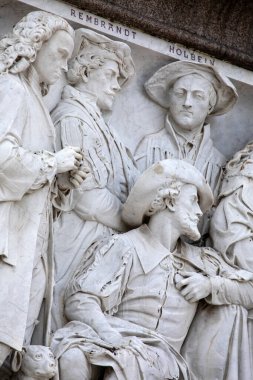 Londra, İngiltere - 29 Eylül 2025: Ünlü sanatçılar William Hogarth, Rembrandt, Hans Holbein the Younger ve Sir Peter Paul Rubens 'in heykelleri - Parnassus' un Frizesi 'ndeki 169 heykelden dördü - Londra, İngiltere' deki Albert Anıtı 'nın bir parçası.