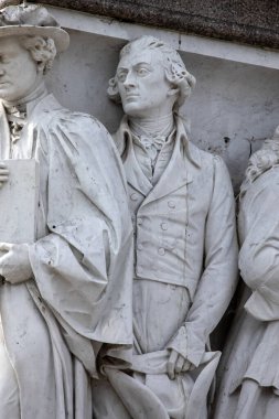 Londra, İngiltere - 29 Eylül 2025: İngiliz ressam Thomas Gainsborough 'un heykeli - Parnassus' un Frizesi 'ndeki 169 heykelden biri - Londra, İngiltere' deki Albert Anıtı 'nın bir parçası..