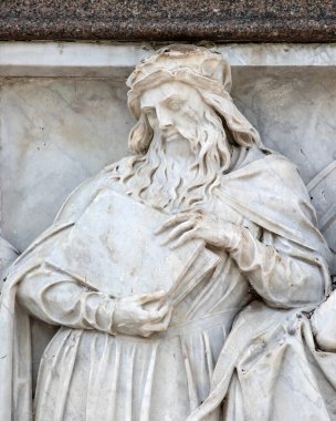 Londra, İngiltere - 29 Eylül 2025: Londra, İngiltere 'deki Albert Anıtı' nın bir parçası olan 169 Parnassus Frieze heykelinden biri olan Yüksek Rönesans Leonardo da Vinci 'nin İtalyan bilgeliğinin heykeli.