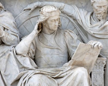 Londra, İngiltere - 29 Eylül 2025: İtalyan Yüksek Rönesans ressamı ve mimar Raphael 'in heykeli - Parnassos' un Frieze 'indeki 169 heykelden biri - Londra, İngiltere' deki Albert Anıtı 'nın bir parçası.