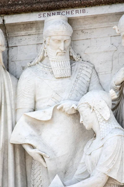 Londra, İngiltere - 29 Eylül 2025: Londra, İngiltere 'deki Albert Anıtı' nın bir parçası olan Neo-Asur İmparatorluğu Sennacherib 'in heykeli - Parnassos Frizesi' ndeki 169 heykelden biri -.