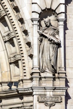 Güney Kensington, Londra 'daki Victoria ve Albert Müzesi' nin dışındaki Bilgi 'yi sembolize eden taş heykel..