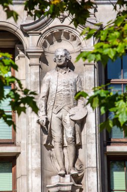 Ünlü İngiliz ressam William Hogarth 'ın taştan heykeli Güney Kensington, Londra, İngiltere' deki tarihi Victoria ve Albert Müzesi 'nin dış tarafında..