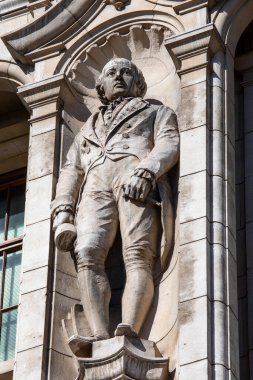 Ünlü İngiliz heykeltıraş Sör Francis Leggatt Chantrey 'in taştan heykeli Güney Kensington, Londra' daki tarihi Victoria ve Albert Müzesi 'nin dış tarafında..