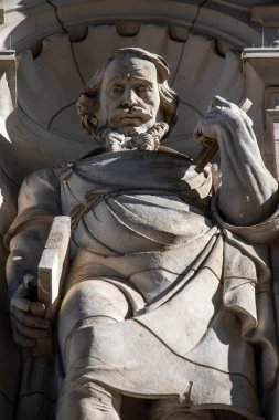 Thomas Chippendale 'in taş heykeli - ünlü İngiliz marangoz, Güney Kensington, Londra' daki tarihi Victoria ve Albert Müzesi 'nin dış tarafında..