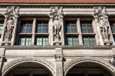 Güney Kensington, Londra 'daki Victoria ve Albert Müzesi cephesinde ünlü ressamlar William Hogarth, Joshua Reynolds ve Thomas Gainsborough' un taş heykelleri..