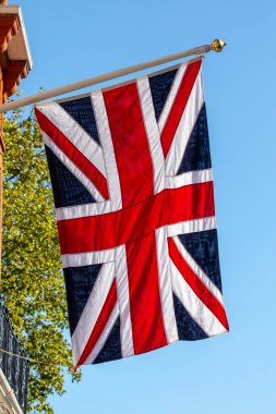 Londra, İngiltere 'nin merkezindeki bir binanın dış tarafındaki Union Flag' e yakın plan..