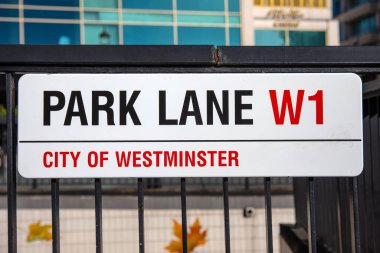 Londra, İngiltere - 6 Ekim 2025: Londra, İngiltere 'de Park Lane için sokak tabelası.