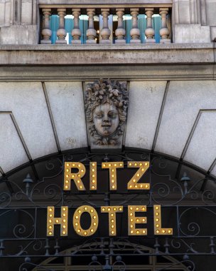 Londra, İngiltere - 6 Ekim 2025: Londra, İngiltere 'de Piccadilly' de bulunan ünlü Ritz Hotel 'in dış cephesini imzalayın.