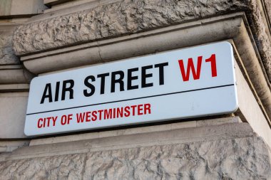 Londra, İngiltere - 6 Ekim 2025: Londra, İngiltere 'de Air Street için sokak tabelası.