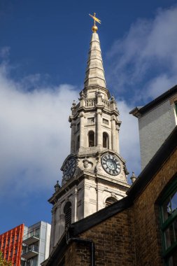 Londra 'daki St. Giles High Caddesi' nde bulunan tarihi St. Giles kilisesinin kulesi ve kulesi..