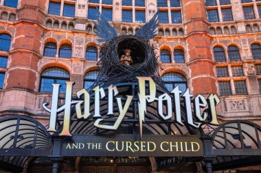 Londra, İngiltere - 1 Kasım 2025: Londra 'nın batı ucundaki Palace Theatre' ın dışındaki Harry Potter ve Lanetli Çocuk tabelası.