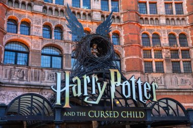 Londra, İngiltere - 1 Kasım 2025: Londra 'nın batı ucundaki Palace Theatre' ın dışındaki Harry Potter ve Lanetli Çocuk tabelası.