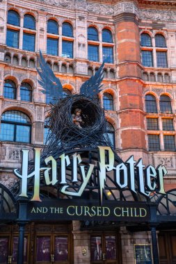 Londra, İngiltere - 1 Kasım 2025: Londra 'nın batı ucundaki Palace Theatre' ın dışındaki Harry Potter ve Lanetli Çocuk tabelası.