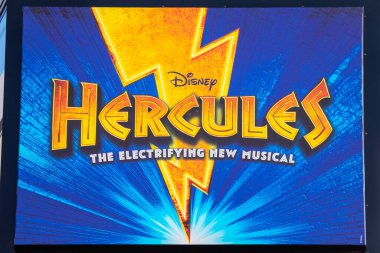 Londra, İngiltere - 1 Kasım 2025: Londra, İngiltere 'deki Royal Drury Lane Tiyatrosu' nda yayınlanan Herkül the Musical 'in reklam afişi.