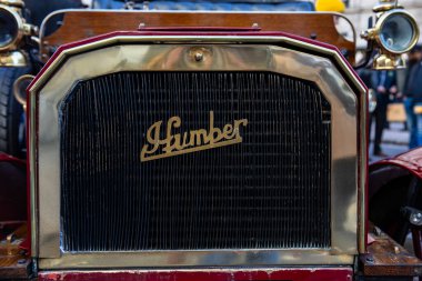 Londra, İngiltere - 1 Kasım 2025: Kraliyet Otomobil Kulübü tarafından işletilen St. James 's Motoring Spectacle' da klasik arabalarından birinde çekilmiş Humber logosunun yakın çekimi.