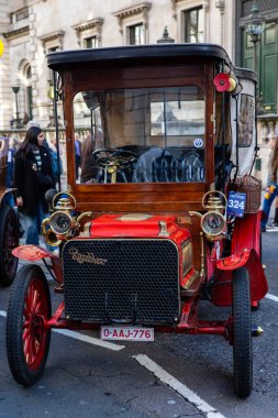 Londra, İngiltere - 1 Kasım 2025: Royal Automobile Club tarafından işletilen St. James 's Motoring Spectacle' da sergilenen serseri klasik araba.