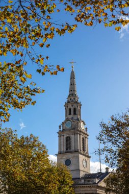 Londra, İngiltere 'deki Trafalgar Meydanı' nda bulunan St. Martin-in-the-Fields Kilisesi 'nin kule manzarası ve kulesi..