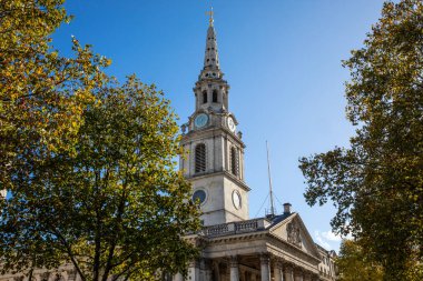 Londra, İngiltere 'deki Trafalgar Meydanı' nda bulunan St. Martin-in-the-Fields Kilisesi 'nin kule manzarası ve kulesi..