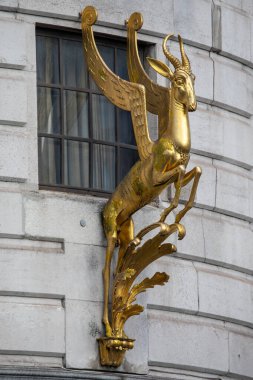 Londra, İngiltere - 1 Kasım 2025: Güney Afrika Yüksek Komisyonu 'nun merkezi olan ve Londra, İngiltere' deki Trafalgar Meydanı 'nda bulunan Güney Afrika Evi' nin dış kısmında altın bir Springbok 'un yakın çekimi.