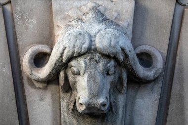 Londra, İngiltere - 1 Kasım 2025: Güney Afrika Evi 'nin dış tarafına boynuzlu bir hayvan oyması - Londra, İngiltere' deki Güney Afrika Yüksek Komisyonu 'nun evi.