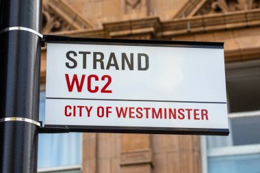 Londra, İngiltere - 1 Kasım 2025: Londra 'nın merkezindeki Strand için bir sokak tabelasına yakın çekim.