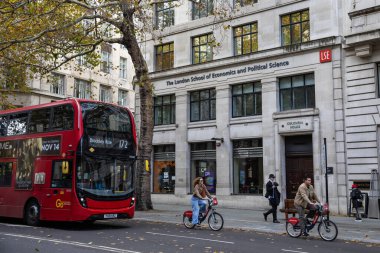 Londra, İngiltere - 1 Kasım 2025: Londra Ekonomi ve Siyasal Bilimler Okulu binalarından biri, Londra, İngiltere Aldwych 'de yer almaktadır..