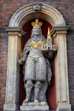 Worcester, İngiltere - 5 Kasım 2025: İngiltere 'nin Worcestershire kentindeki Guildhall' ın dış tarafında Kral I. Charles 'ın heykeli.