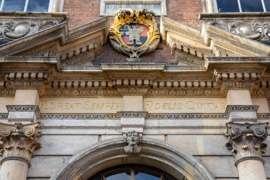 Worcester, İngiltere - 5 Kasım 2025: Worcestershire, İngiltere 'deki tarihi Worcester kentinde Guildhall' ın dış mekanı.