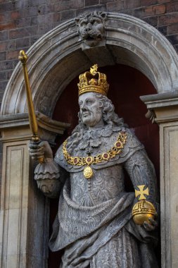 Worcester, İngiltere - 5 Kasım 2025: İngiltere 'nin Worcestershire kentindeki Guildhall' ın dış tarafında Kral II. Charles 'ın heykeli.