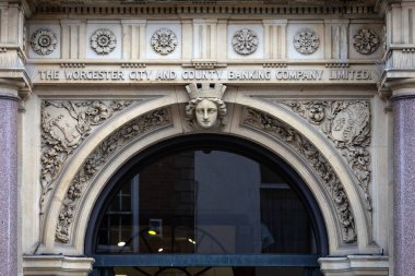 Worcester, İngiltere - 5 Kasım 2025: Worcester City ve County Bankacılık Şirketi Limited binasının tarihi Worcester şehrindeki High Street 'te bulunan eski tabelasına yakın çekim.