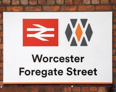 Worcester, İngiltere - 5 Kasım 2025: Worcester Foregate Street Tren İstasyonu 'nun dış cephesini imzalayın..