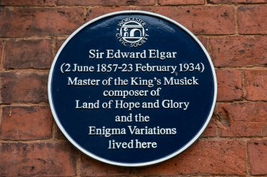 Worcester, İngiltere - 5 Kasım 2025: Ünlü besteci Sir Edward Elgar 'ın yaşadığı İngiltere' nin Worcester kentindeki College Precincts 'te bir plaket.
