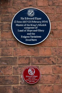 Worcester, İngiltere - 5 Kasım 2025: Ünlü besteci Sir Edward Elgar 'ın yaşadığı yerin dışında, İngiltere' nin Worcester kentindeki College Precincts 'te plaketler.