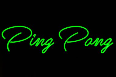Yeşil bir pinpon neon tabelasının yakın çekimi..