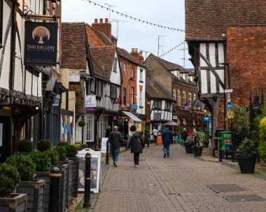 Worcester, İngiltere - 5 Kasım 2025: Worcestershire, İngiltere 'deki tarihi Friar Caddesi boyunca bakın