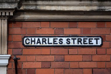 Worcestershire, İngiltere 'deki tarihi Worcester şehrinde Charles Caddesi için sokak tabelası..