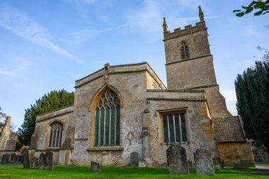 İngiltere 'nin Gloucestershire kentindeki Cotswolds kasabasındaki St. Edward Kilisesi' nin dış cephesi..