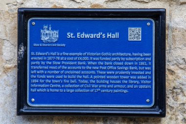 Gloucestershire, İngiltere - 6 Kasım 2025: İngiltere 'nin Gloucestershire kentindeki Cotswolds kasabasındaki St. Edward' s Hall 'un dış tarafında bir plaket.